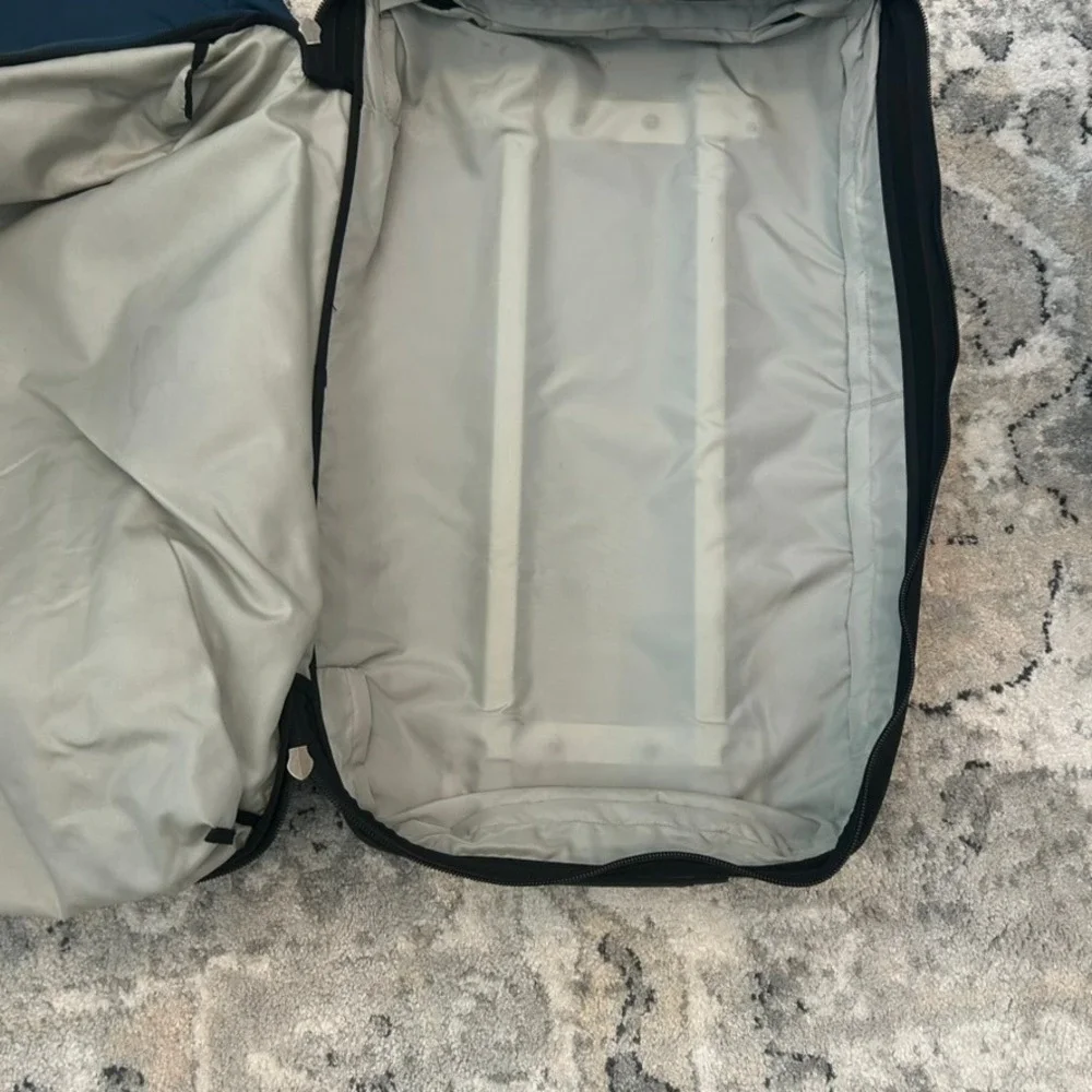 Patagonia Black Hole Wheeled Duffel Bag Navy Blue Rolling Travel Luggage 100L